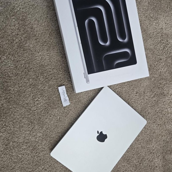 MacBook Pro Late 2023 (M3) - 14 inch - 1 TB, Silver, 36 GB, Apple M3 Max 14-core, 30-core GPU