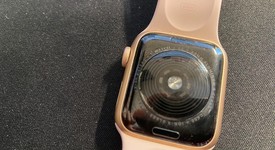 Good
													Apple Watch SE 1st Gen 40mm - Gold, A2351 - GPS, Aluminum, photo 4 of 7