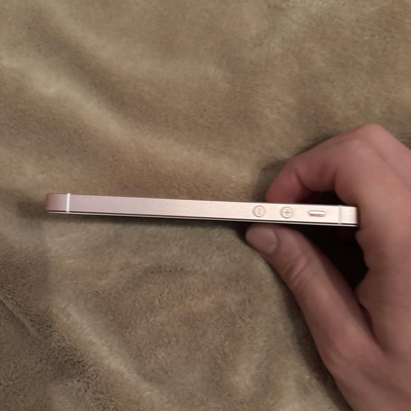 Apple iPhone SE 1st Gen 2016 - AT&T, 32 GB, Rose Gold, A1662, Prepaid