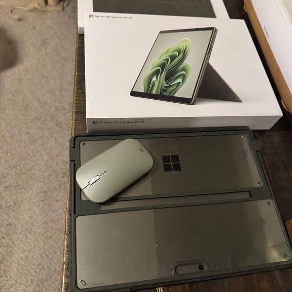 Microsoft Surface Pro 9 - Wi-Fi, 256 GB, Forest, 16 GB, Intel Core i7, Wi-Fi