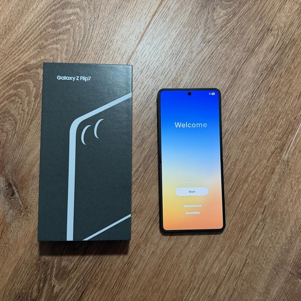 Samsung Galaxy Z Flip7 - Unlocked, 256 GB, Jet Black, 12 GB, SM-F766U1