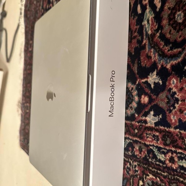 MacBook Pro 2019 - 13 inch - I5, Silver, 128 GB, 8 GB