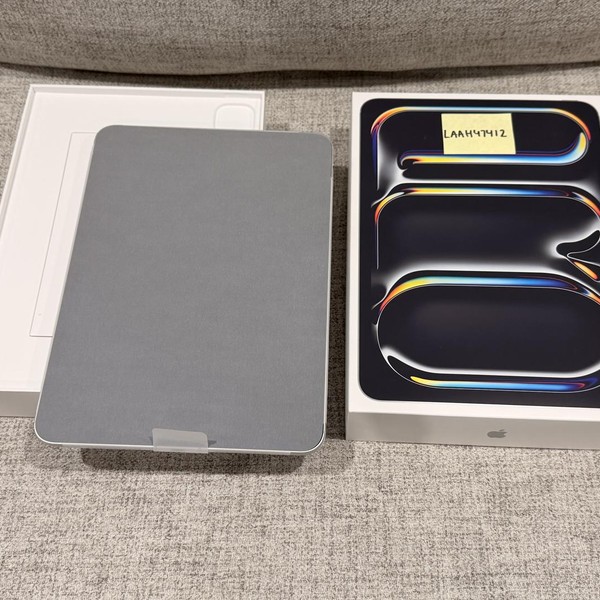 Apple iPad Pro 11 inch (M5) 2025 - Unlocked, Apple M5 9-Core, Silver, 256 GB, A3358, Standard Glass