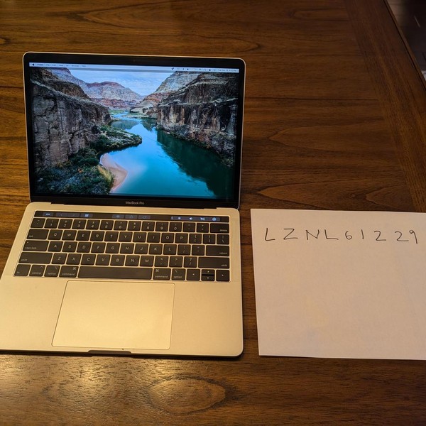 MacBook Pro 2019 - 13 inch - 128 GB, Silver, 8 GB, Intel Core i5