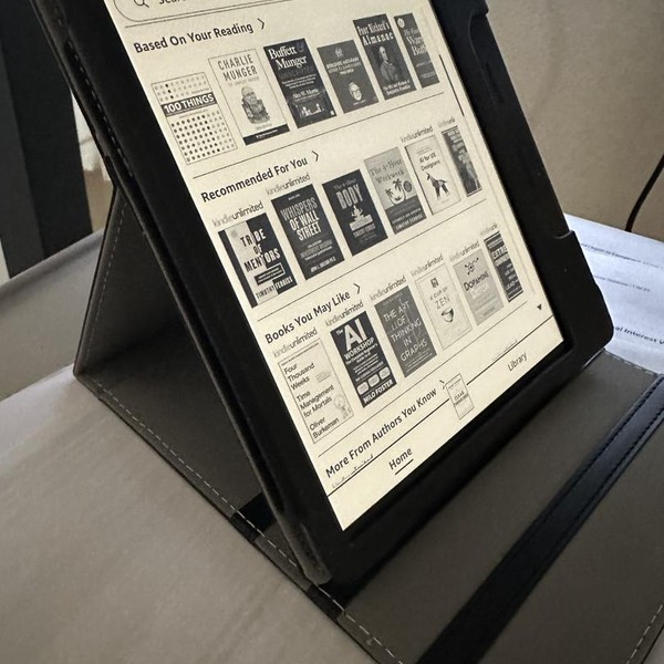 Amazon Kindle Oasis 10th Gen - 32 GB, Gray, WiFi Only