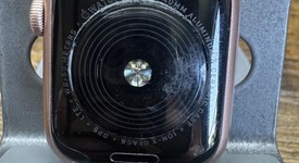 Fair
													Apple Watch SE 1st Gen 40mm - Unlocked, Gold, A2353 - Cellular, Aluminum, photo 4 of 8