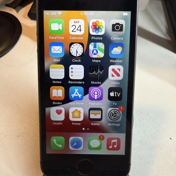 Apple iPhone SE 1st Gen 2016 - Unlocked, Grey, 32 GB, A1662