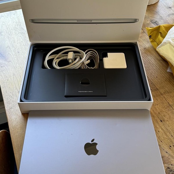 MacBook Pro 2021 - 16 inch - 1 TB, Gray, 64 GB, Apple M1 Max