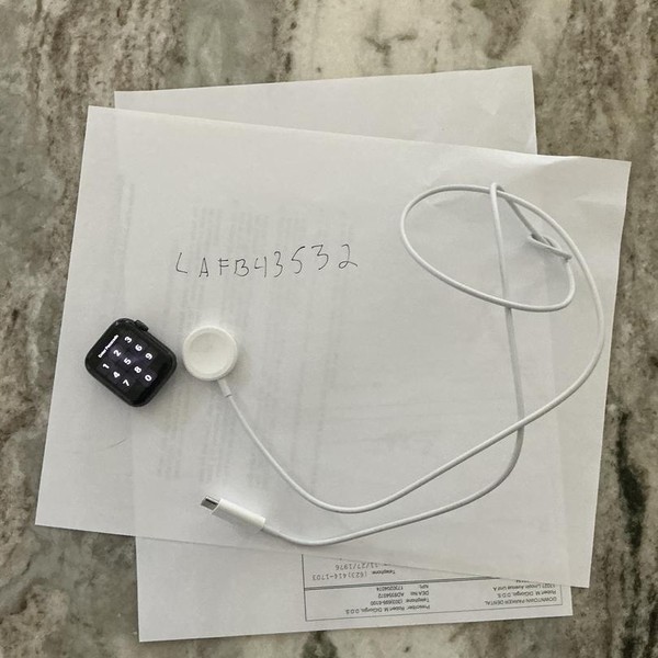 Apple Watch SE (1st Gen) 40mm - Gray, A2351 - GPS, Aluminum