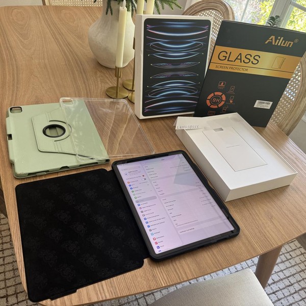 Apple iPad Pro 12.9 inch 6th Gen 2022 - Unlocked, 256 GB, Silver