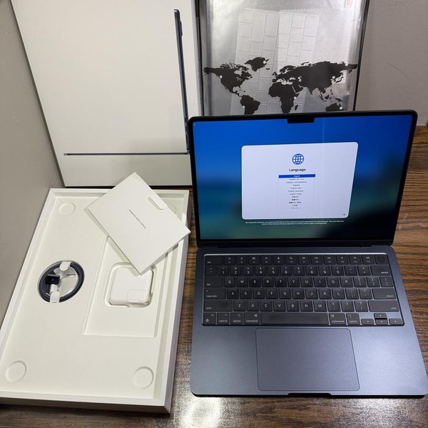 MacBook Air 2022 (M2) - 13 inch - 2 TB, Midnight, 24 GB, Apple M2