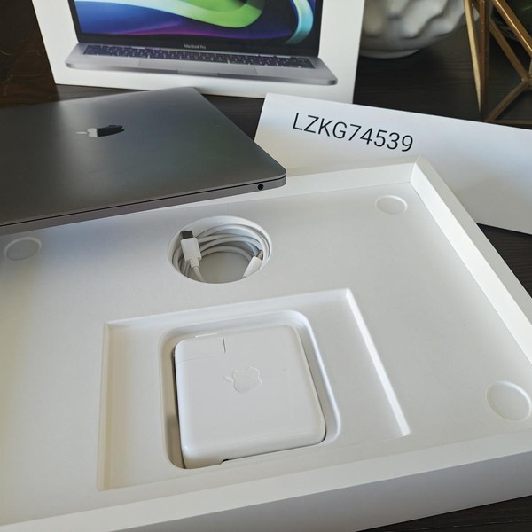 MacBook Pro 2020 - 13 inch - 256 GB, Gray, 8 GB, Apple M1