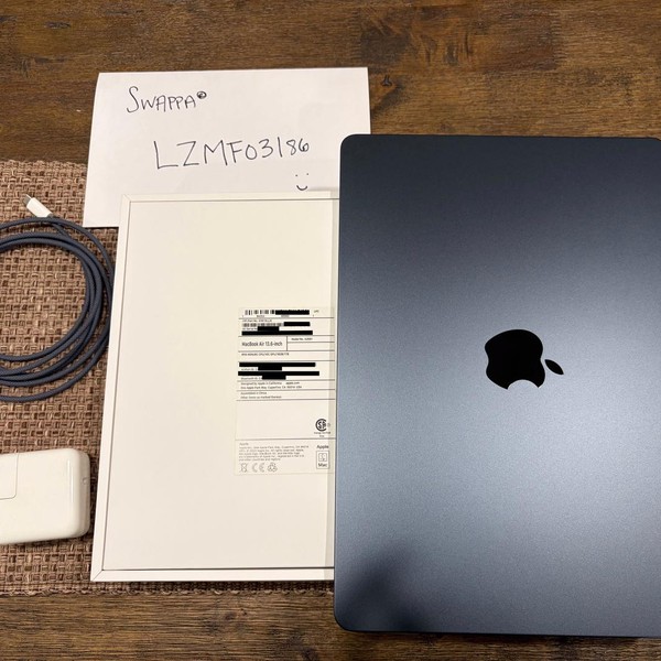 MacBook Air 2022 (M2) - 13 inch - 1 TB, Midnight, 16 GB, Apple M2