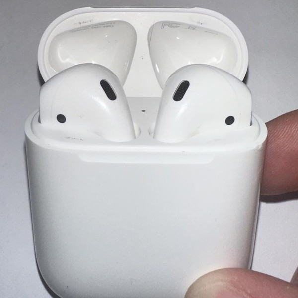 Apple AirPods (2nd Gen) - Lightning Case