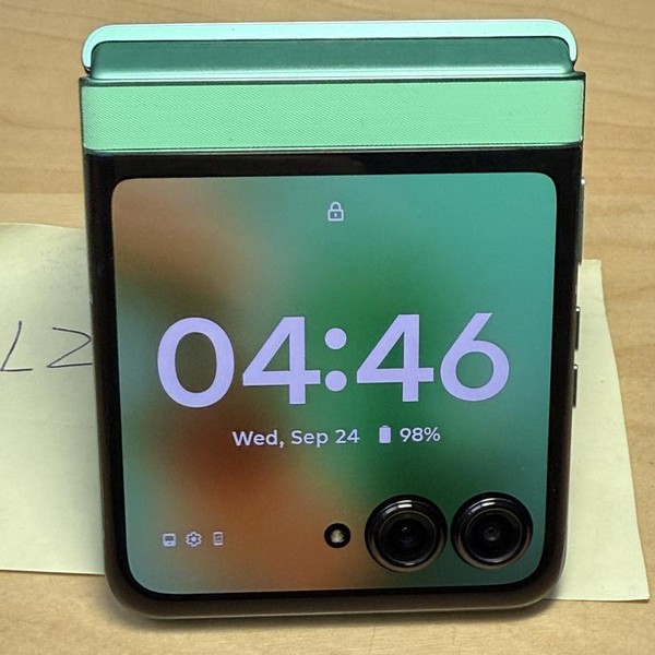 Motorola Razr (2025) - Unlocked, 256 GB, Green, 8 GB