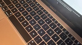 Fair
													MacBook Air 2019 - 13" - I5, Gold, 128 GB, 8 GB, photo 5 of 6