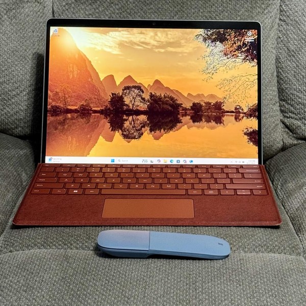 Microsoft Surface Pro 9 - Wi-Fi, 1 TB, Platinum, 32 GB, Intel Core i7, Wi-Fi