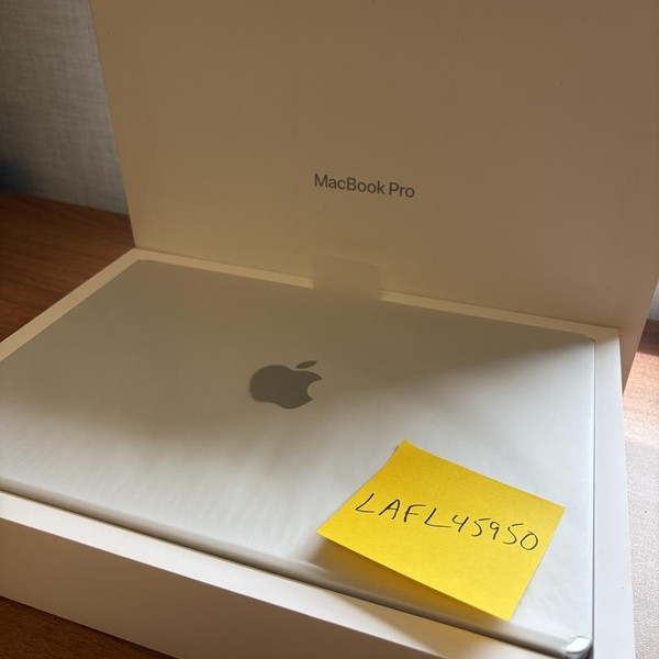 MacBook Pro Late 2023 (M3) - 14 inch - 1 TB, Silver, 18 GB, Apple M3 Pro 12-core, 18-core GPU