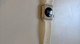 Good
													Apple Watch SE 2nd Gen 40mm - Unlocked, Starlight, A2726 - Cellular, Aluminum, photo 1 of 2
