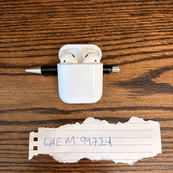 Apple AirPods (2nd Gen) - Wireless Case