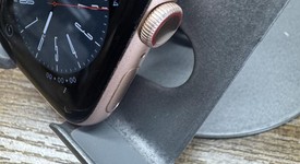 Good
													Apple Watch Series 5 40mm - Unlocked, Gold, A2094 Cellular, Aluminum, photo 4 of 5