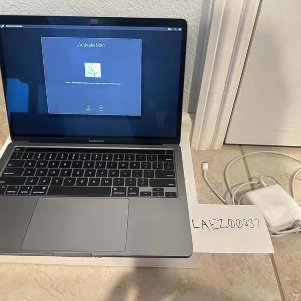 MacBook Pro 2022 - 13 inch - 256 GB, Silver, 8 GB, Apple M2