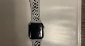 Good
													Apple Watch Series 4 40mm - Unlocked, Silver, A1975 - Cellular, Nike, photo 2 of 10