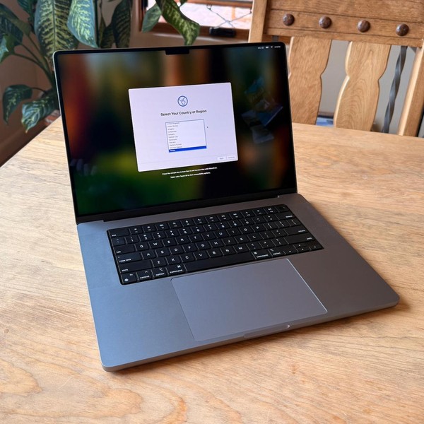 MacBook Pro 2021 - 16 inch - 1 TB, Gray, 16 GB, Apple M1 Pro 10-core