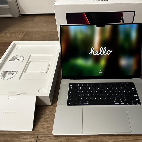 MacBook Pro 2021 - 16 inch - 1 TB, Silver, 64 GB, Apple M1 Max