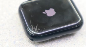 Good
													Apple Watch SE 2nd Gen 44mm - Unlocked, Midnight, A2727 - Cellular, Aluminum, photo 1 of 9