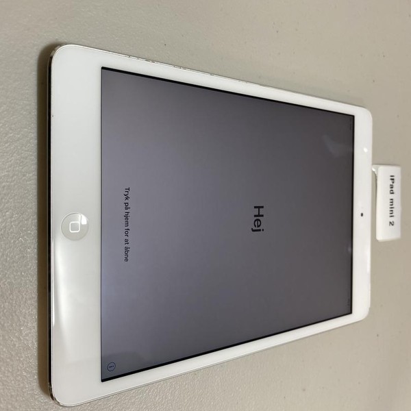 Apple iPad Mini 2 Retina - Unlocked, 16 GB, White