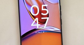 Mint
													Motorola Edge Plus (2023) - Unlocked, Black, 512 GB, 8 GB, photo 3 of 15