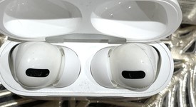 Used
													Apple AirPods Pro - MagSafe Case, photo 3 of 9
