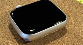 Good
													Apple Watch SE 2nd Gen 40mm - Unlocked, Starlight, A2726 - Cellular, Aluminum, photo 5 of 8