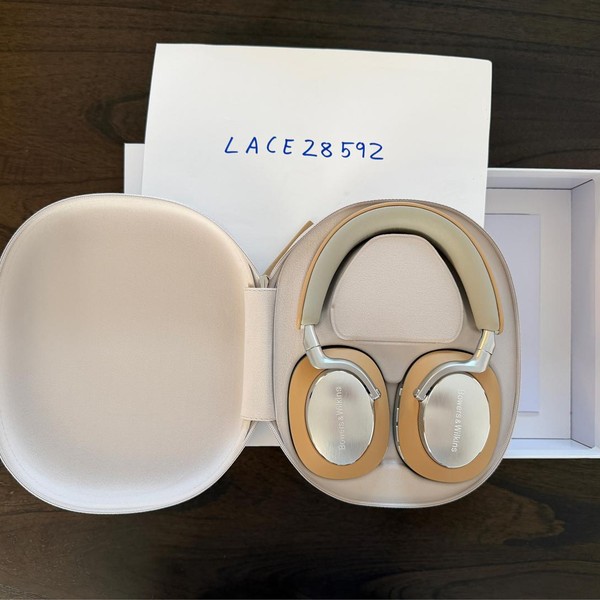 Bowers & Wilkins PX8 - Tan