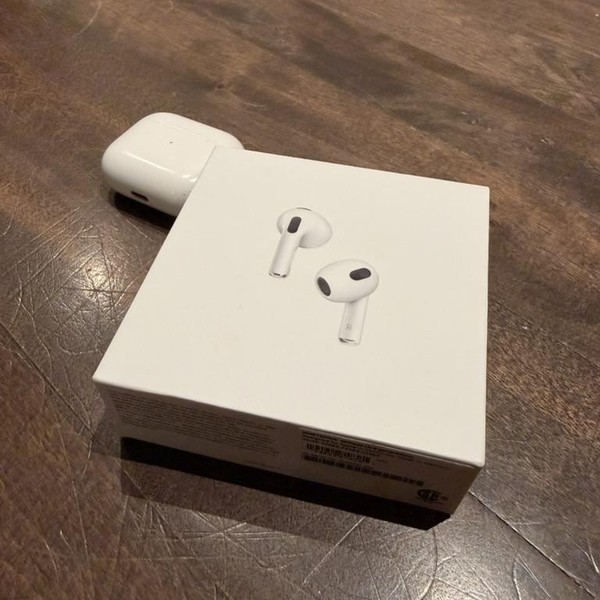 Apple AirPods (3rd Gen) - MagSafe Case