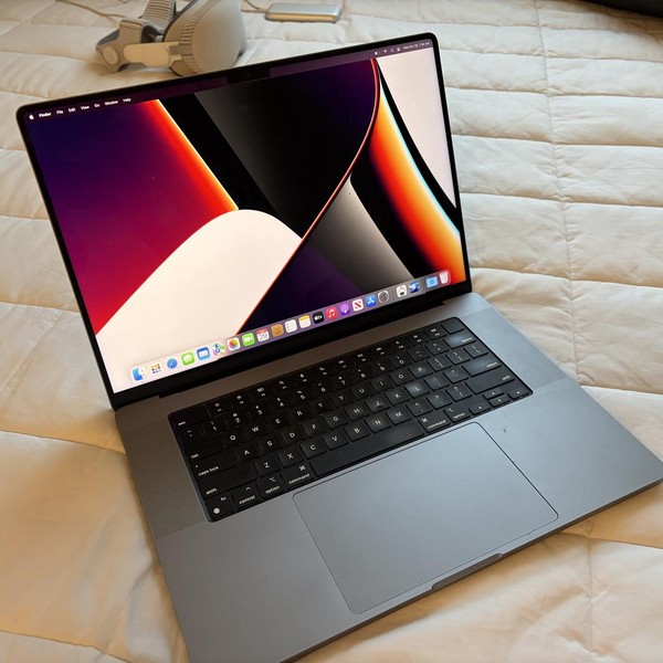 MacBook Pro 2021 - 16 inch - 2 TB, Gray, 64 GB, Apple M1 Max