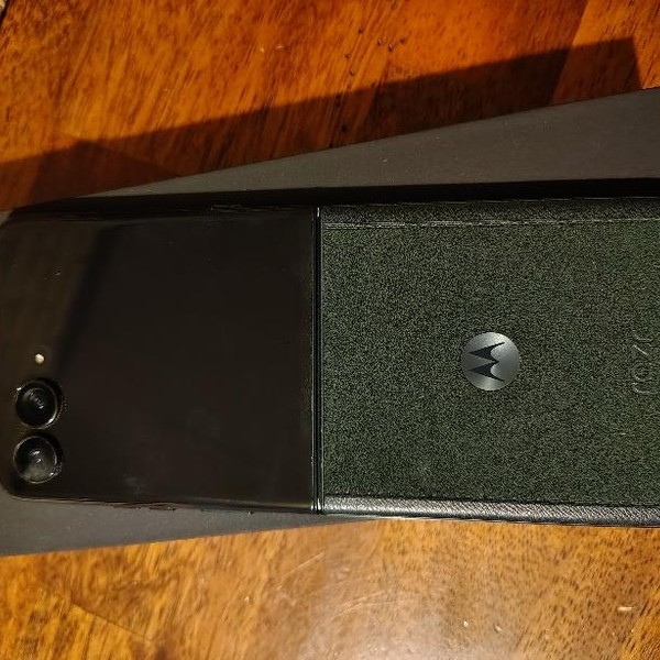 Motorola Razr Ultra (2025) - Unlocked, 1 TB, PANTONE Scarab, 16 GB