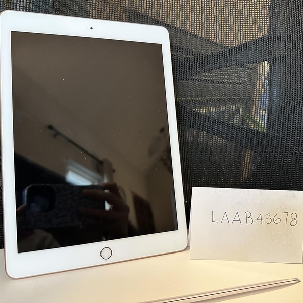 Apple iPad 6th Gen - Wi-Fi, 128 GB, Gold, A1893