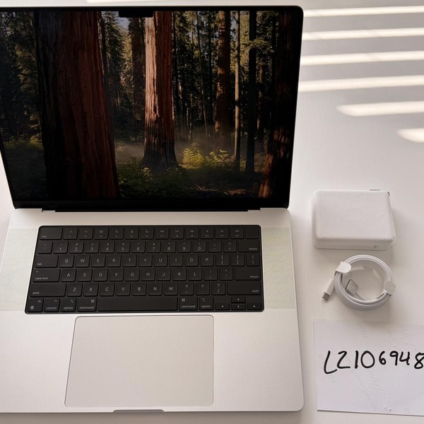 MacBook Pro 2024 - 16 inch - 1 TB, Silver, 48 GB, Apple M4 Max 16-core