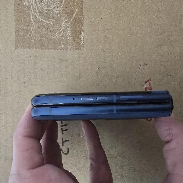 Motorola Razr (2025) - Unlocked, 256 GB, Blue, 8 GB