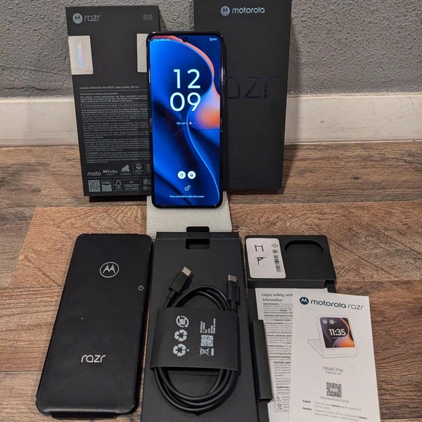 Motorola Razr (2025) - Unlocked, 256 GB, Blue, 8 GB