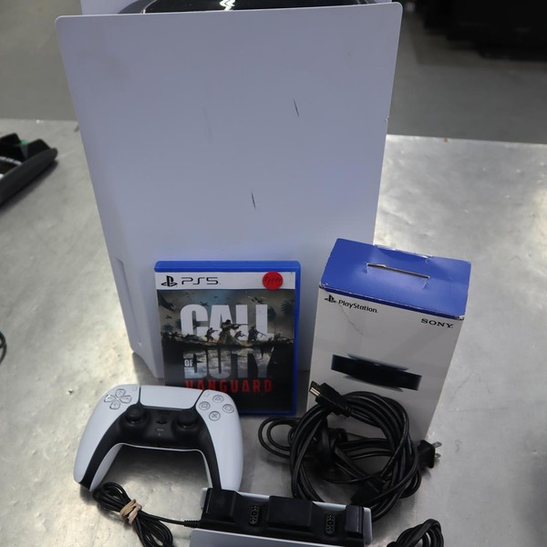 PlayStation 5 Standard Edition (2020) - White, 825 GB, Standard Edition