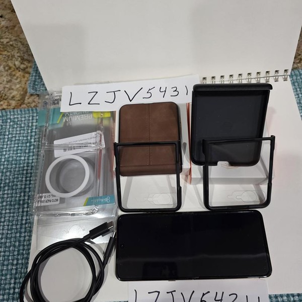 Motorola Razr Ultra (2025) - Unlocked, 1 TB, PANTONE Mountain Trail, 16 GB