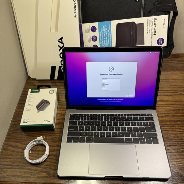 MacBook Pro 2017 (No Touch Bar) - 13 inch - 512 GB, Gray, 16 GB, Intel Core i5