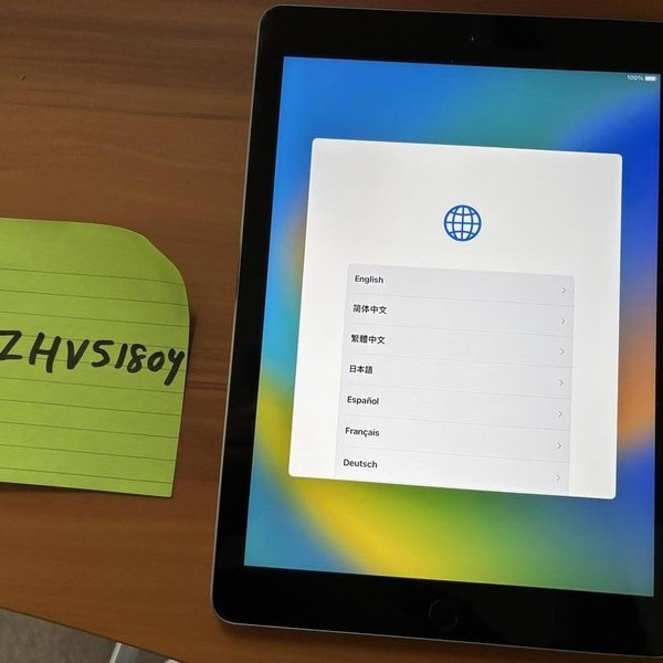 Apple iPad 5th Gen - Wi-Fi, 128 GB, Silver, A1822