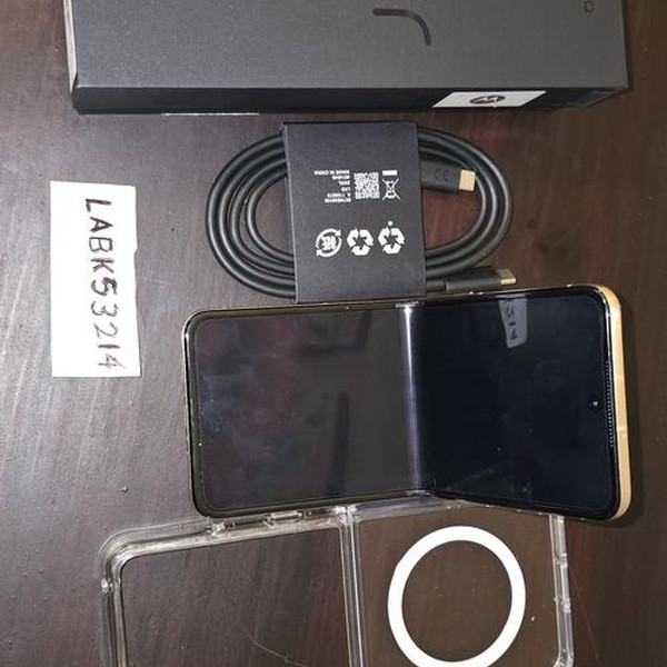 Motorola Razr Ultra (2025) - Unlocked, 1 TB, PANTONE Mountain Trail, 16 GB