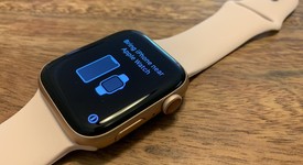 Good
													Apple Watch Series 4 44mm - Unlocked, Gold, A1976 - Cellular, Aluminum, photo 3 of 6