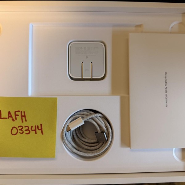MacBook Air 2022 (M2) - 13 inch - 512 GB, Gray, 8 GB, Apple M2