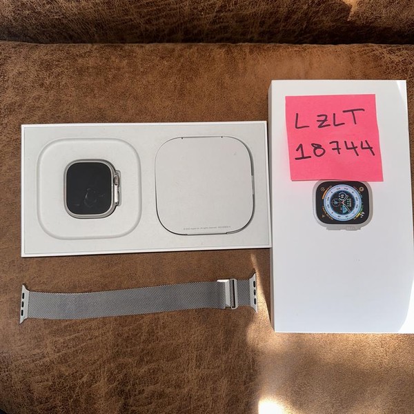 Apple Watch Ultra 49mm - Unlocked, Titanium, A2622